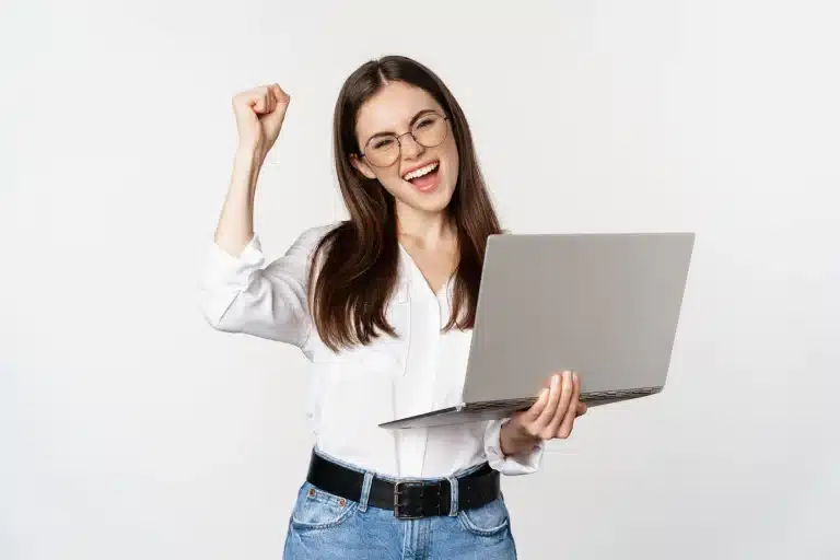 mujer oficina entusiasta mujer negocios sosteniendo computadora portatil gritando alegria celebrando regocijandose pie sobre fondo blanco 1258 86049